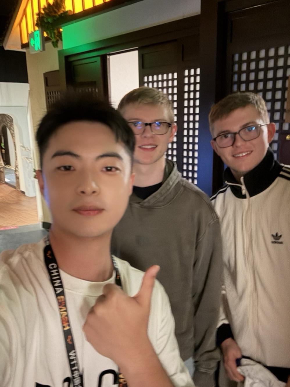 偶遇俩老外想让我教他们打乒乓球大家帮我看看他俩能学得了吗wtt中国大满贯2025