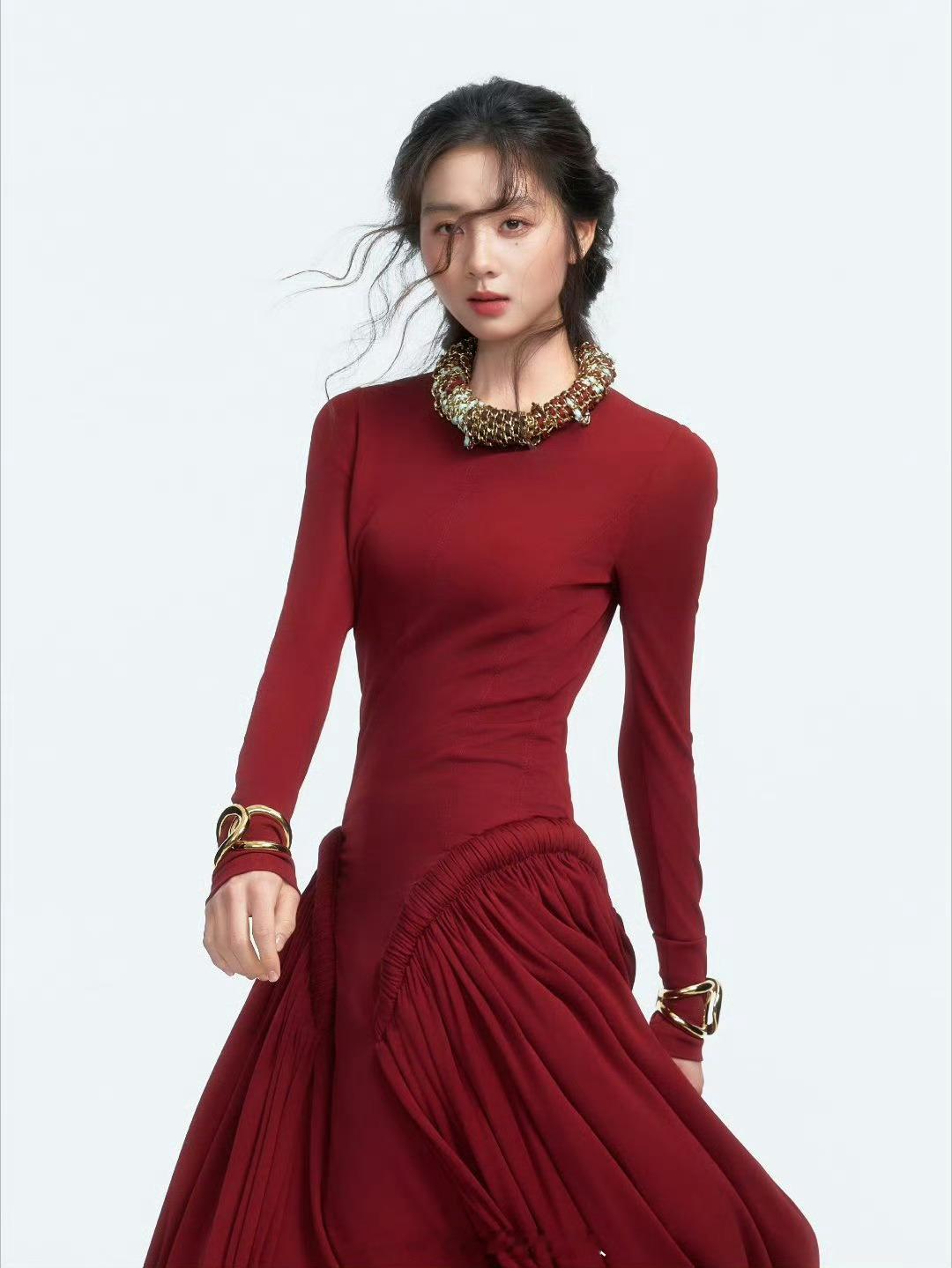 黄多多说自己的头号粉丝是妹妹红裙搭配金色颈饰，简约又显贵，造型稳重得体，很适合红