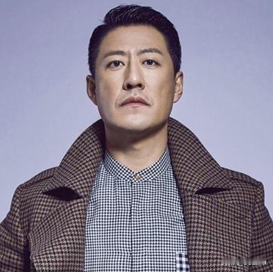 2010年的一天，于震抄起手边的凳子就砸到了怀孕妻子方柏霓的身上，哪怕躲避及时，