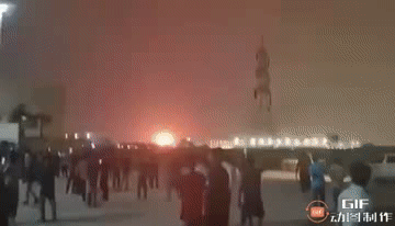 卡塔尔能源公司位于多哈北部拉斯拉凡工业城的生产基地受到伊朗导弹袭击。
伊朗今晚向