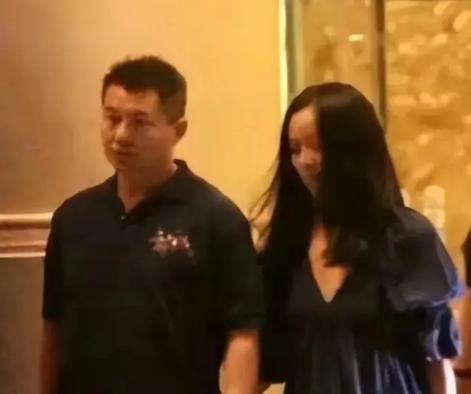 那英老公再传出轨！


那英老公又被狗仔拍了
在酒吧和异性动作亲密
还结伴一起回