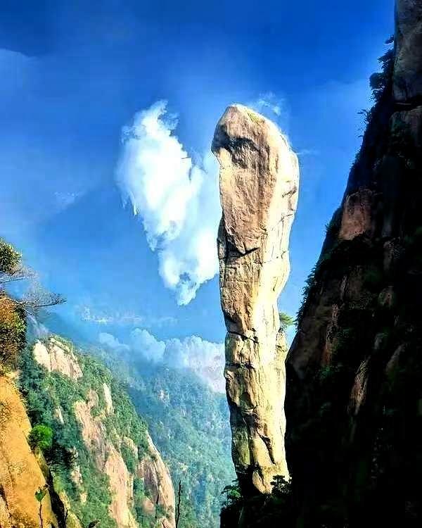 江西那座叫“巨蟒峰”的山，2017年出了件怪事。当年凌晨三点，三名男子避开景区正