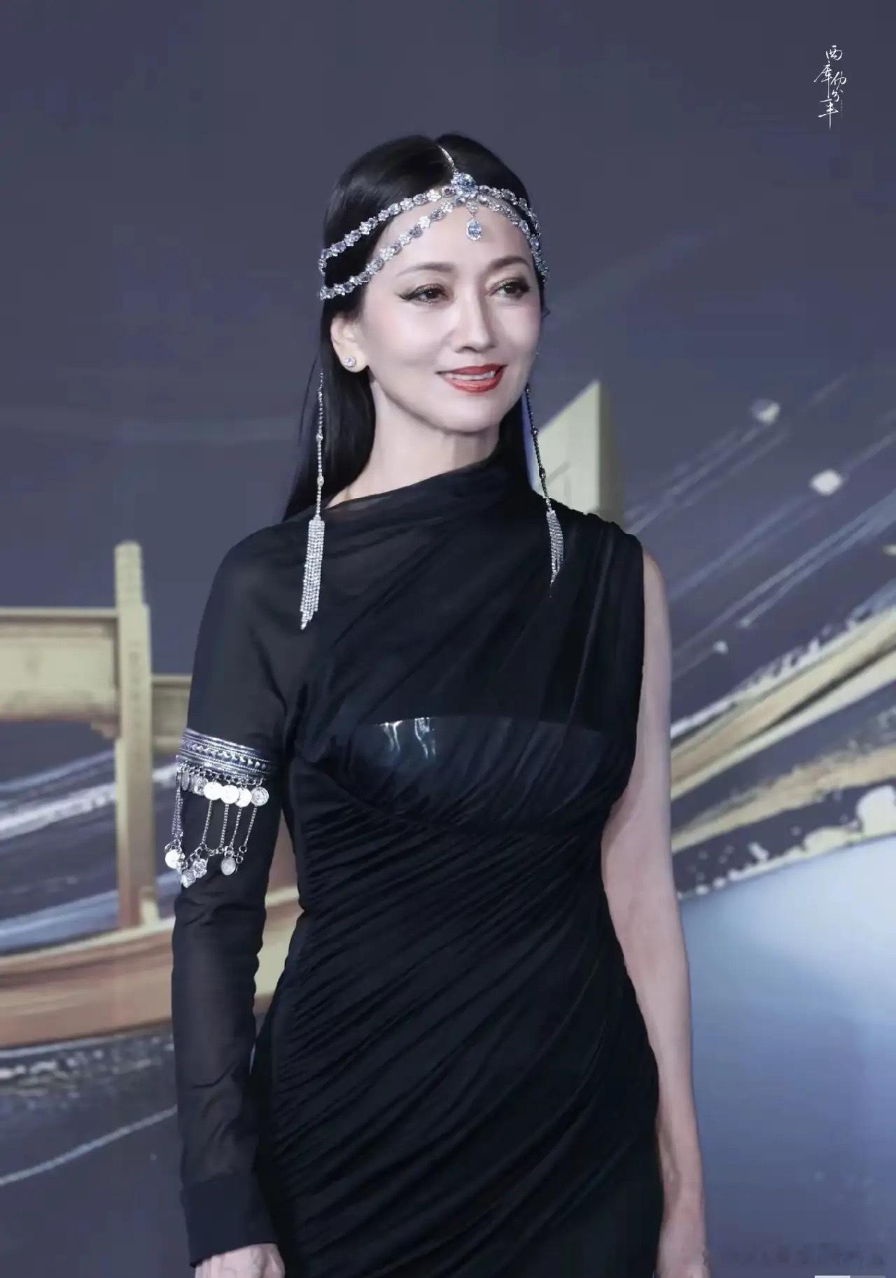 赵雅芝有三个儿子没人羡慕她以前感情生活丰富也没人羡慕但是应该人人都很羡慕，她这个