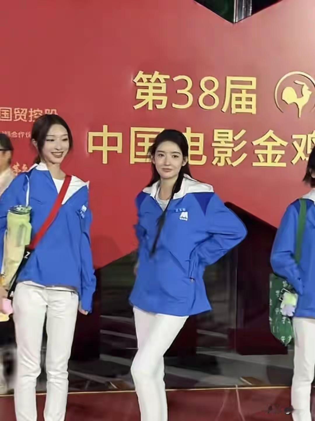 王玉雯活力满格，蓝色外套配白裤清爽亮眼，动作切换间灵气四溢