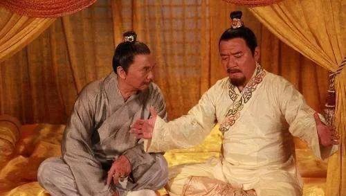 1370年，李贞见到朱元璋刚要下跪叩拜，却被朱元璋一把拉住搀扶起来。随即，朱元璋