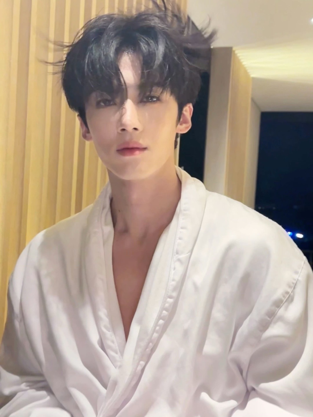 闫桉营业，海风吹的发型 