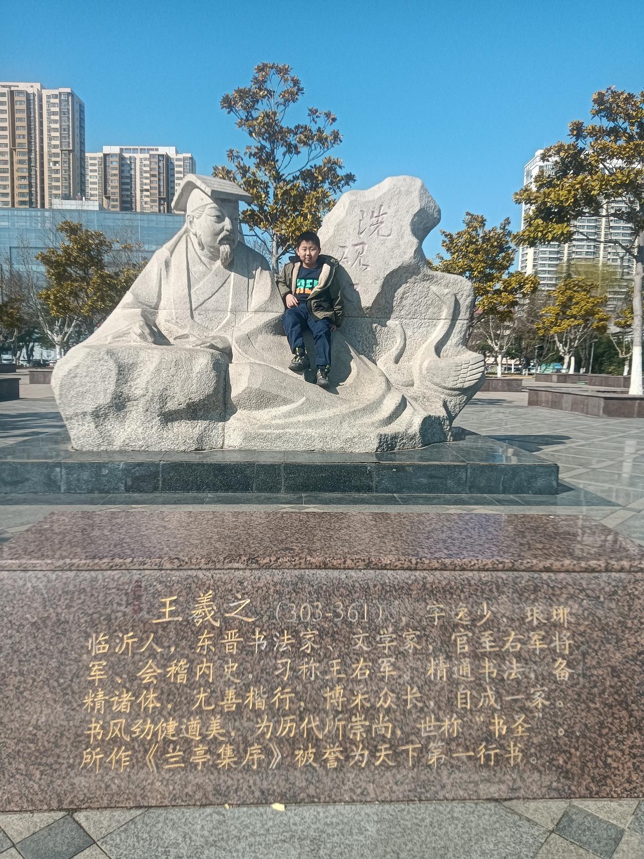 生日快乐
藏头诗
文/李兴伟
生活日日比蜜甜，
日出阳光洒人间。
快乐生活特别美