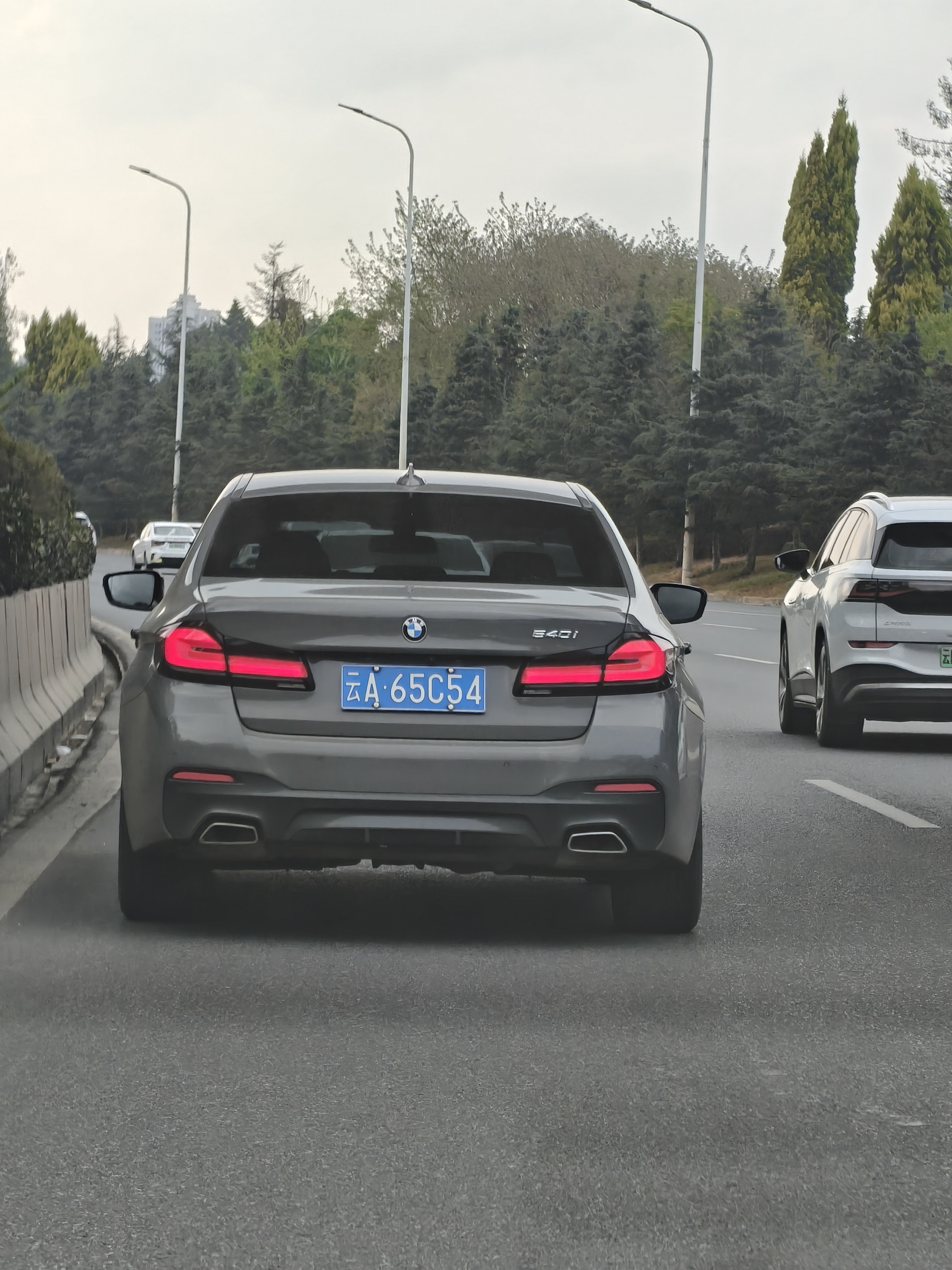 这款现代雅尊挺少见的……现在都说现款5系优惠很大，但是在我看来优惠再大，也不如买