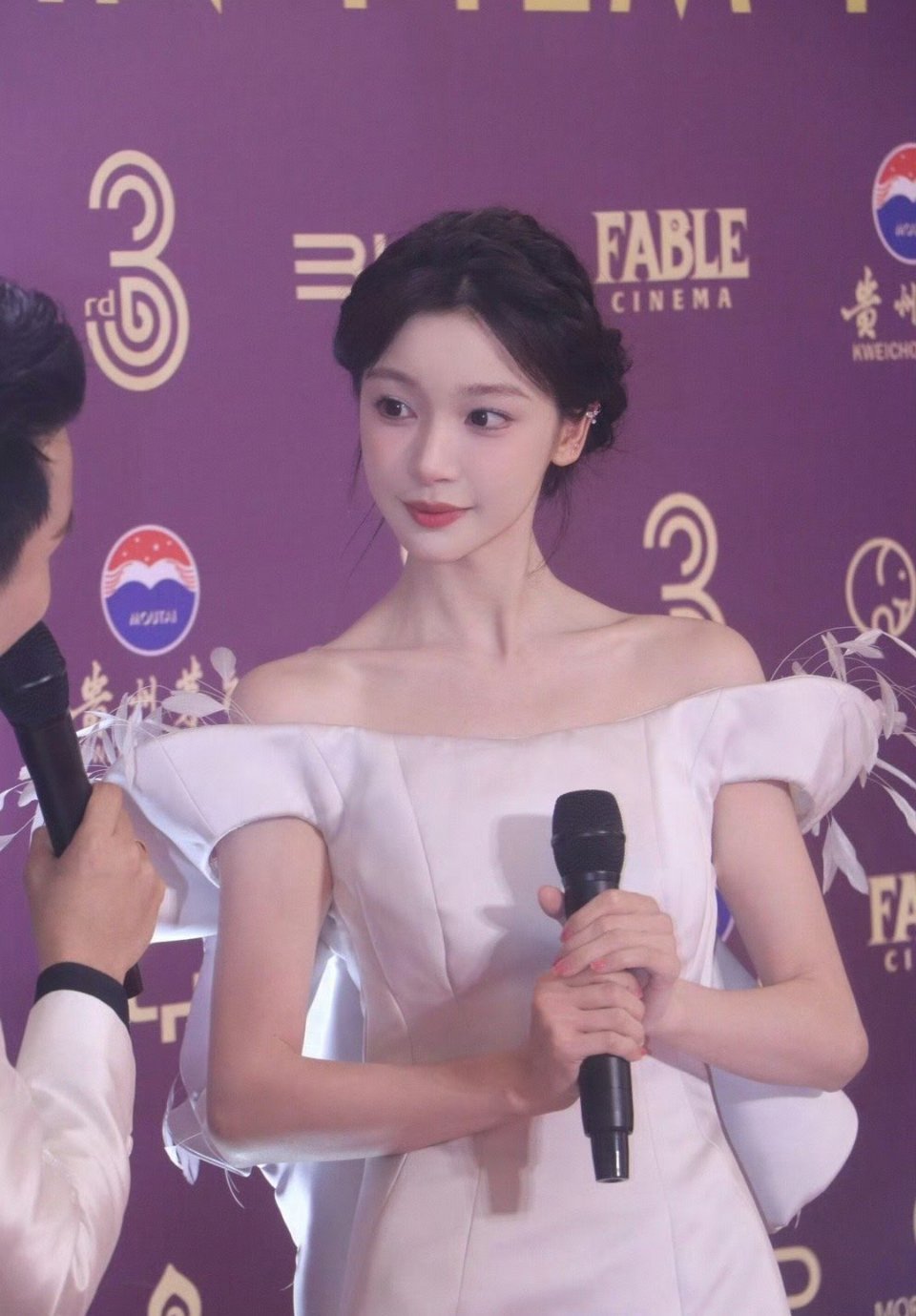 易梦玲柬埔寨电影节生图有没有人觉得她现在越来越有星味了！ ​ ​​​