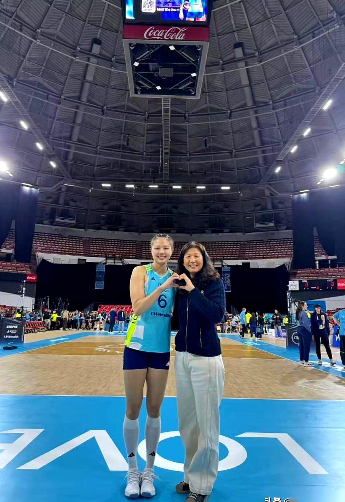 讲真，什么叫排面？
这就叫排面。
亲妈直接飞越太平洋过去陪着，连恩师郎导都拖家带