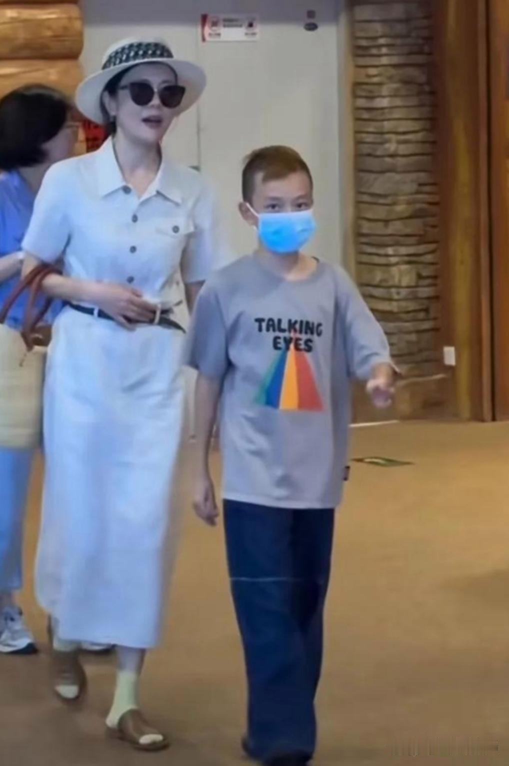 汪涵的老婆杨乐乐带孩子出门被拍到，他们的孩子看起来特别有个性 ​​​