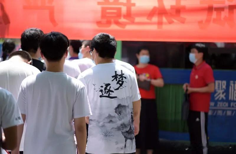 这事儿说来有意思。河南是高考大省，百万考生同挤独木桥。考上清华北大的，论分数在全
