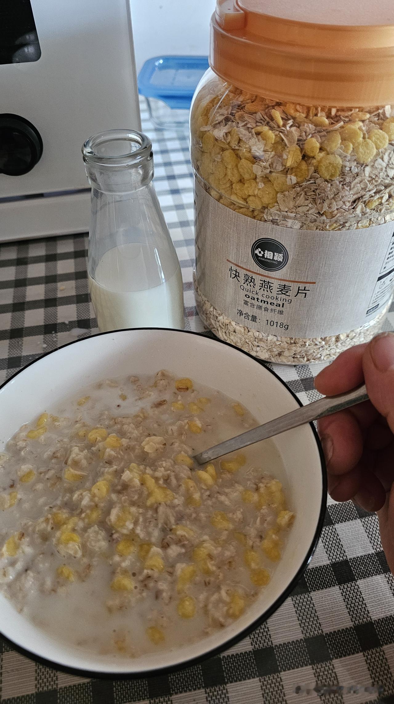 看着手机里的余额不断的增长，这就是我每天坚持的动力。

昨天收拾了三家卫生，忙得