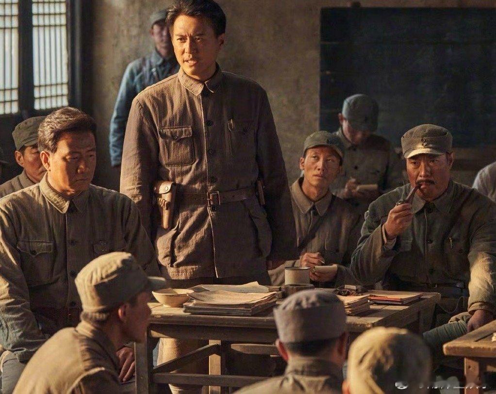 靳东白玉兰视帝靳东白玉兰最佳男主角第30届上海电视节“白玉兰绽放”颁奖典礼正在进