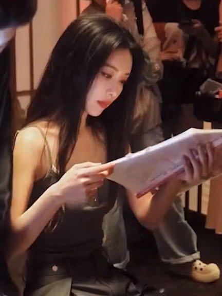 孟子义钓系纯欲姐感孟子义的美貌真的毋庸置疑了，这谁看了能不爱上！短短几秒花絮，我