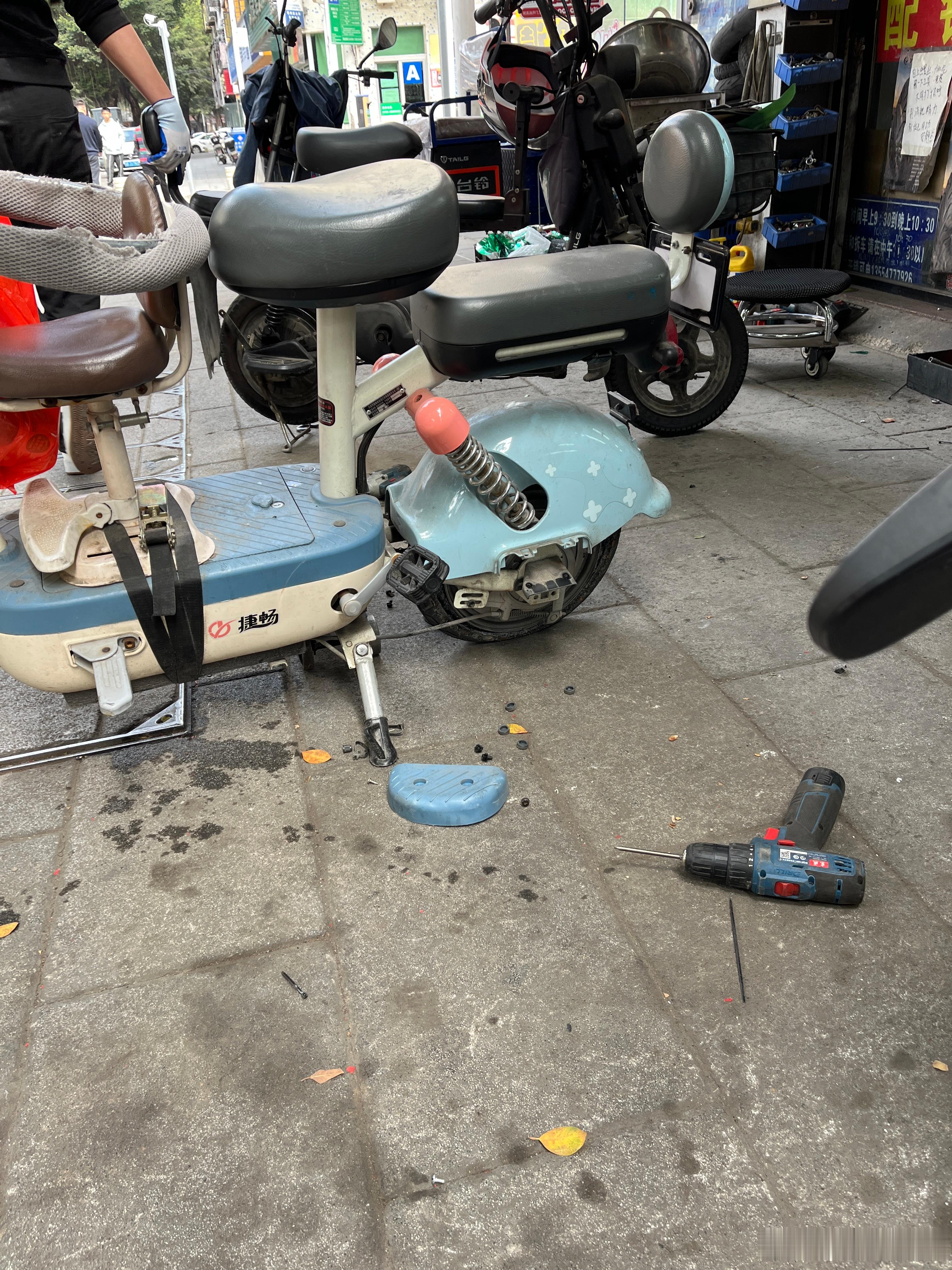 来补胎，帅锅说上次补过的，这次补不了，要换一个轮胎。他说有一百，一百二的，我说一