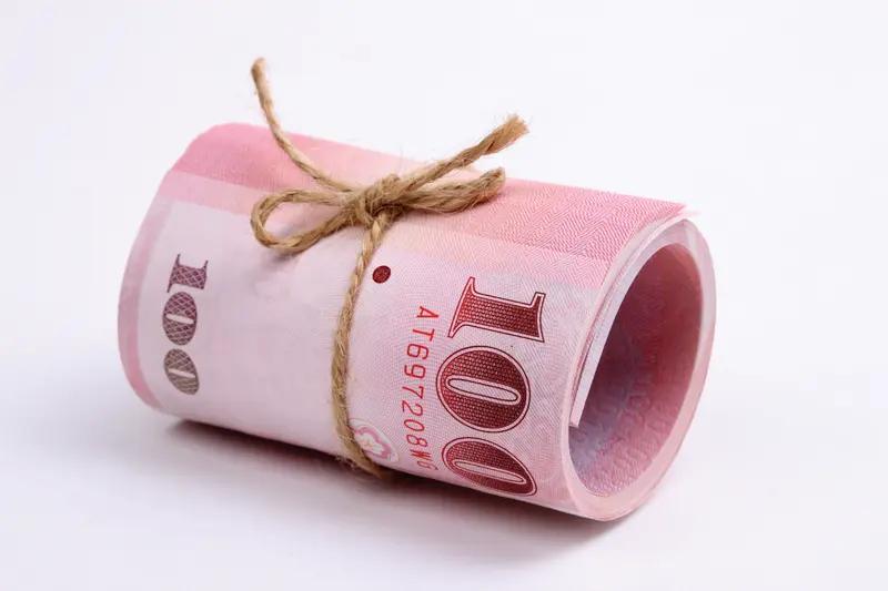 近日，济南一女子乘坐网约车拾得前乘客遗落的1万元现金后据为所有，面对司机询问和警