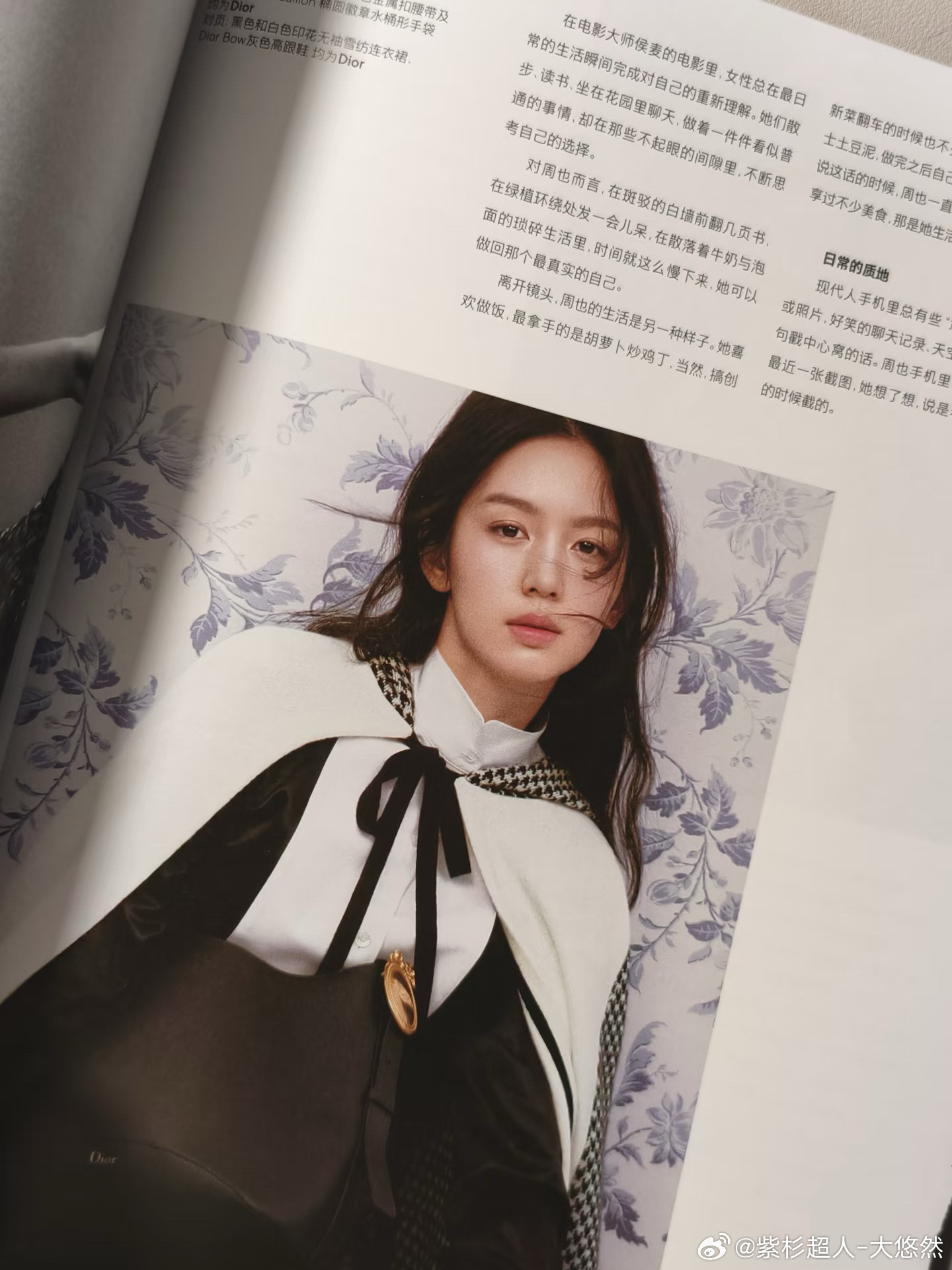 Di*R斗篷，黑白千鸟格+白色拼接，简约又超有辨识度！连帽+宽松廓形，实用又时髦