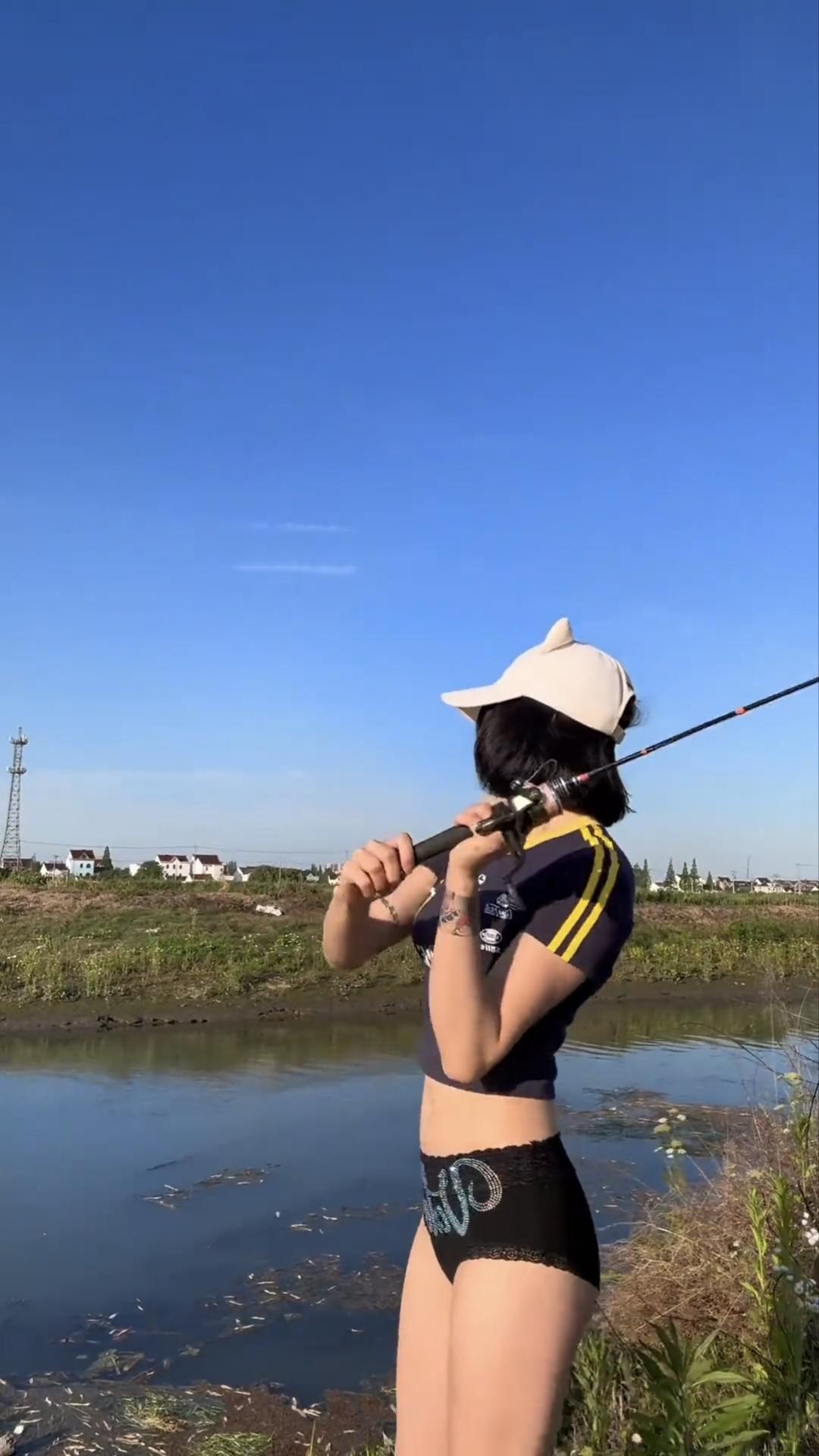 这才是路亚女选手该有的样子，某些女同志们都要好好学学。这样多好，干净清爽，看着钓