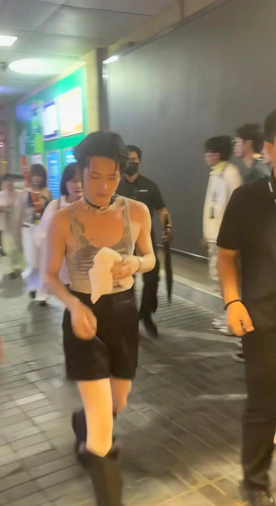 虽然猜对了但是很想问，他怎么也这样了 