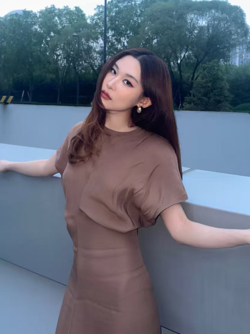 陈嫣冉暮色里的一抹焦糖色，晚风里裹着漫不经心的松弛与高级陈嫣冉