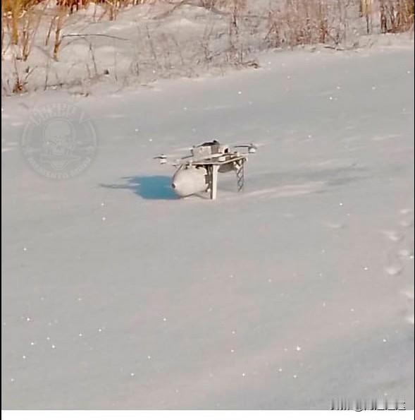 最近，俄罗斯的无人机部队为FPV穿上了迷彩服，涂上了白色。

蹲伏在雪地中的迷彩