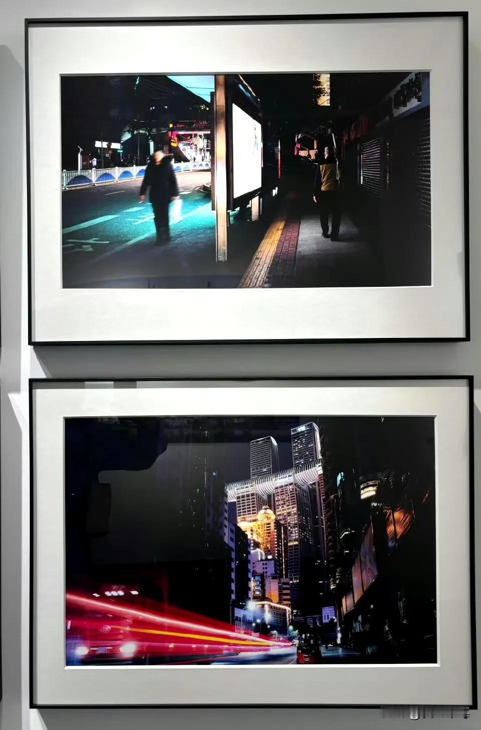 “在重庆陡峭的街巷间，‘棒棒军’以肩膀扛起山城重量。竹棒绳索既是生计工具，也烙刻