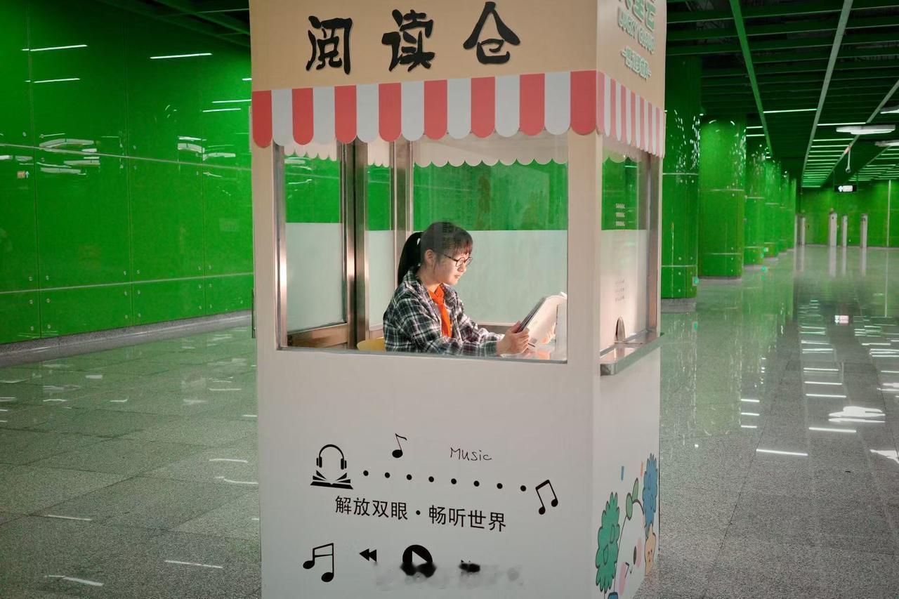 宁波地铁站里藏了一间胶囊书房 4月21日，世界读书日前夕，宁波轨道交通3号线儿童