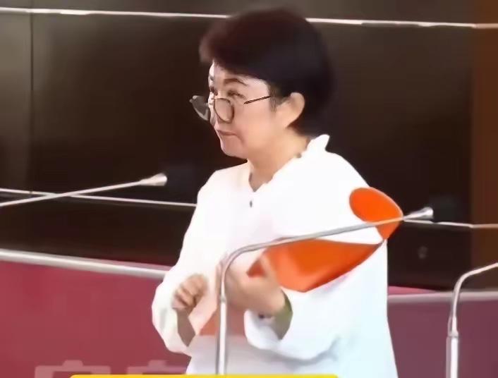 刚看了一个卢秀芝被质询的视频，感觉卢秀燕的口才、应变能力，不是一般的差，是非常差