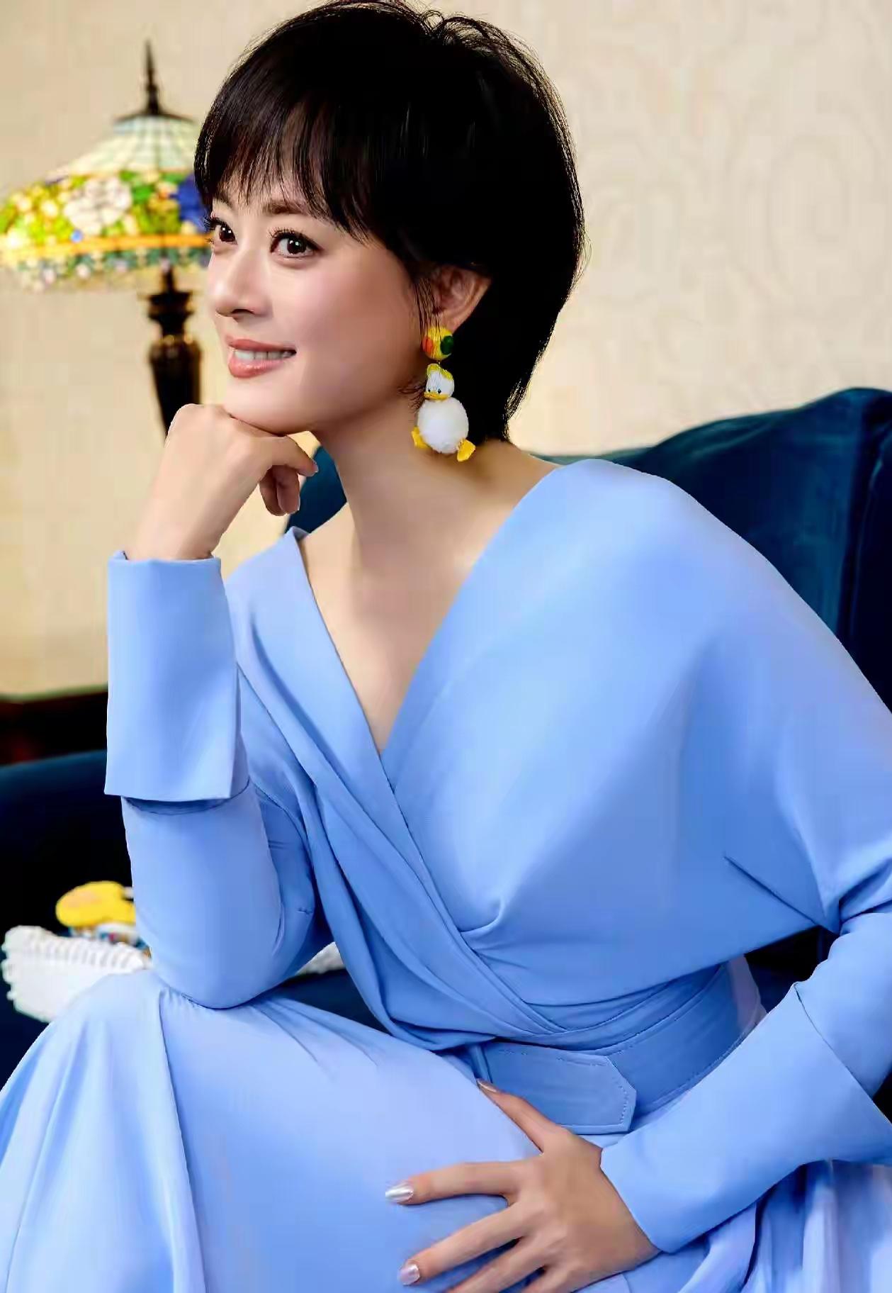 这个真是被美到了，
终于明白孙俪留短发也只是有原因的，
容色倾城美丽俏皮哪里跟女