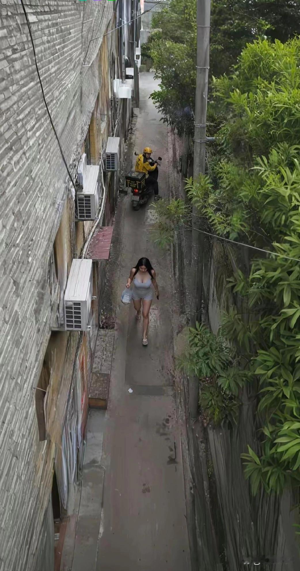这路太窄了，这小哥都看失神了