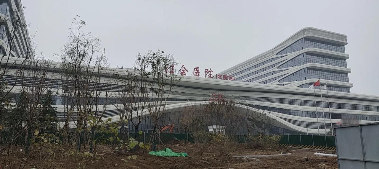 西安北郊高铁新城即将运营的新三甲医院。高铁新城无论是新医院还是新的中小学都非常密
