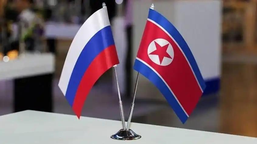 俄朝这次不再遮掩了：俄罗斯高官在平壤单膝致意，背后释放的信号，比一场普通纪念仪式