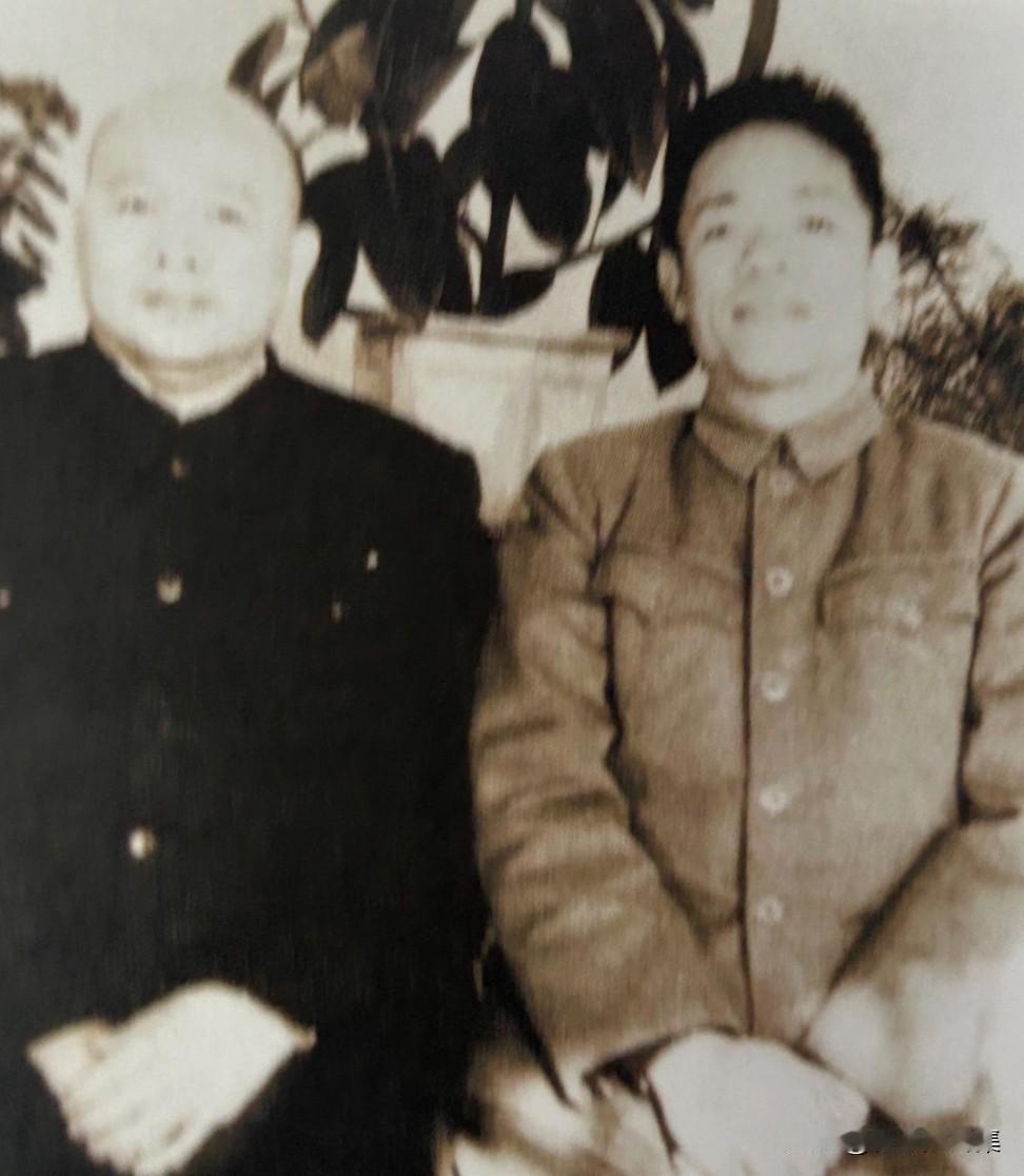 建国之后，韩先楚（右）与徐海东在一起合影，非常珍贵。两人的交集根源在于红二十五军