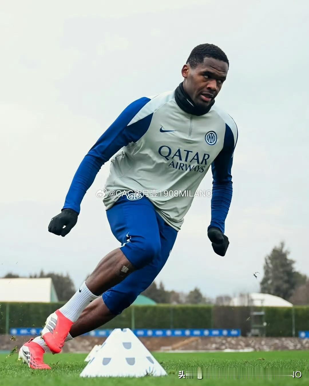 【国际米兰训练日】

恰球王和巴雷拉回归，
“小飞机”今天也来到训练基地。

我