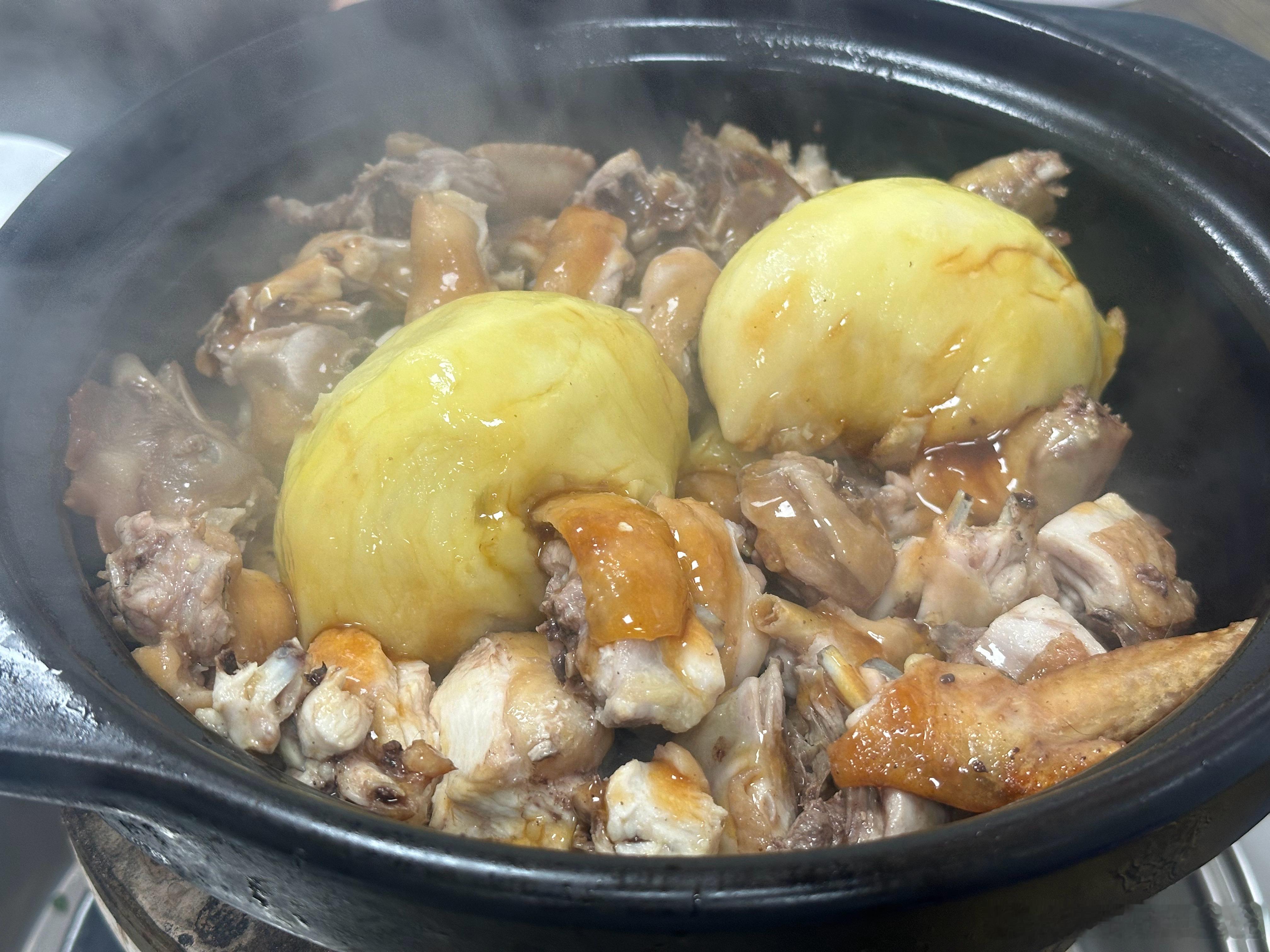 给大家安利一个榴莲鸡煲~干锅！后面把榴莲拌碎，鸡肉裹上榴莲，被砂锅烤得干干的，又