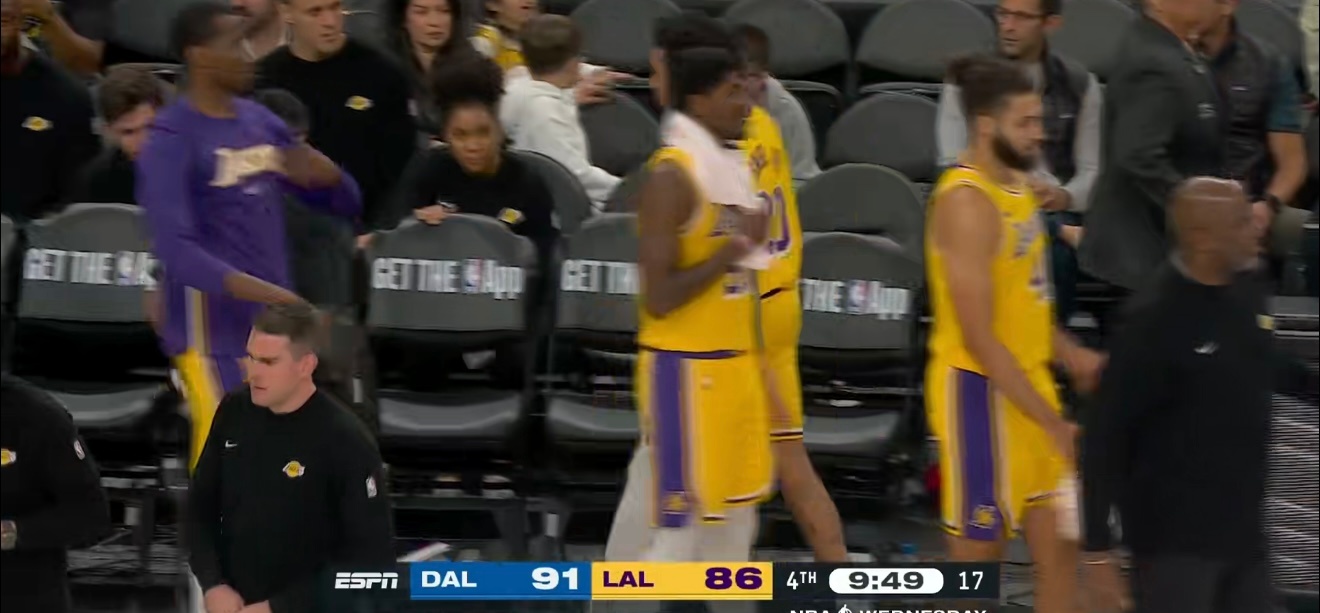 瞬间落后5分，湖人叫出暂停。 ​​​
