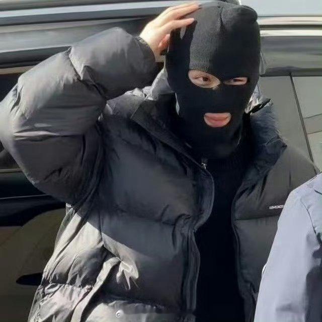 十年内无人能懂碧血蝉剧组再加个黄色的，他们就可以组成红绿灯了