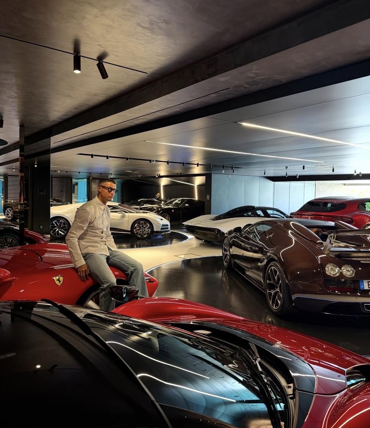 【罗哥的玩具】C罗更新动态，晒出车库里的爱车，并写道：我的玩具。

在C罗的车库