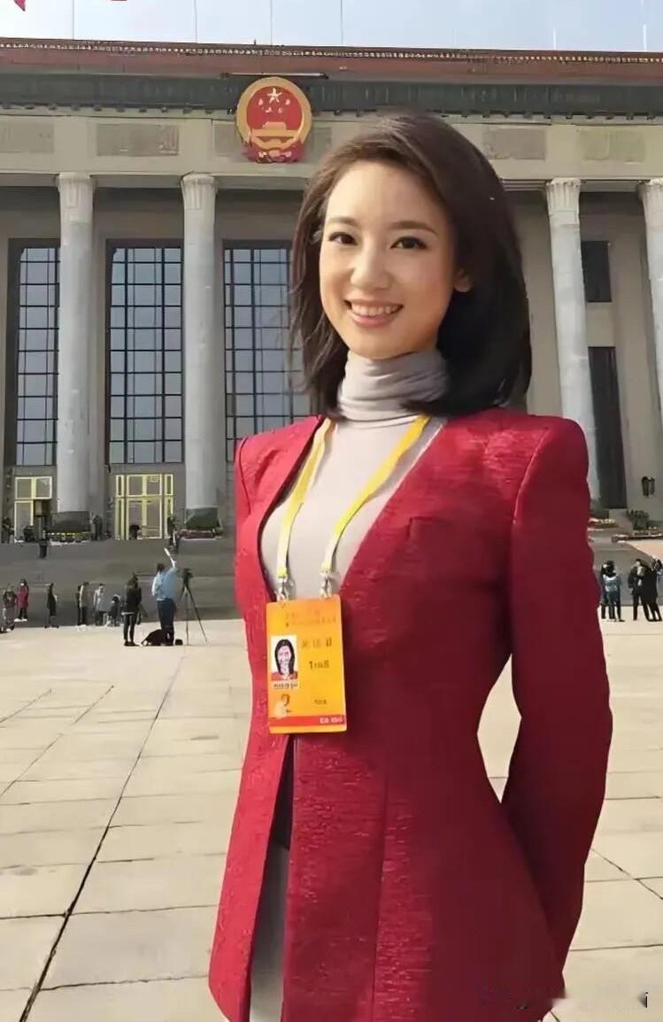 哈尔滨果然产美女，你看照片里的这一位主持人比李冰冰和沈傲君都要漂亮，是有才有貌的