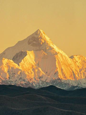 据说 看到日照金山的人会幸运一整年🏔️ 