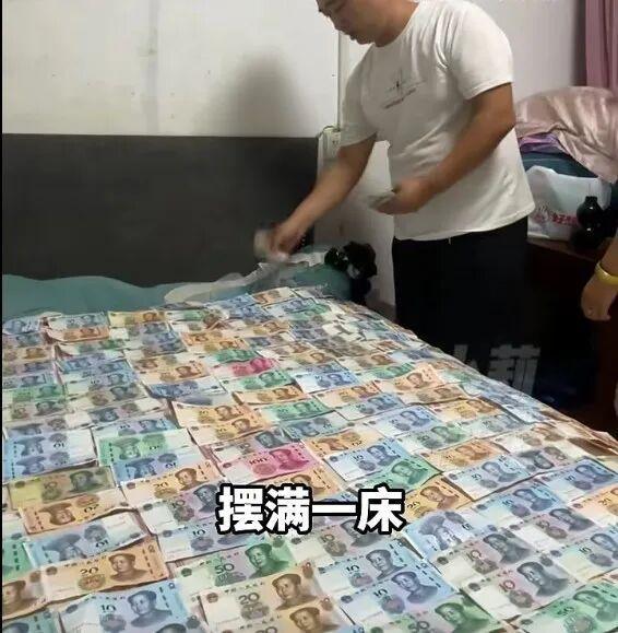 太暖心！男子戒烟9个月，省下的烟钱铺满一床，给妻子买折叠手机
 
真的被这对洛阳