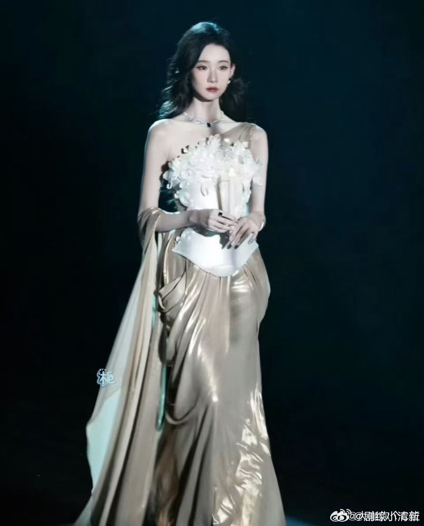 张艺凡古典美人脸 谁懂张艺凡穿旗袍的杀伤力！古典美人脸搭配雅致旗袍，清冷又温柔，