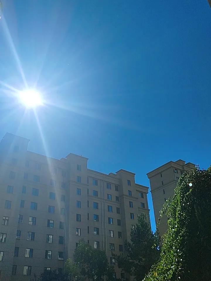 这天空蓝的像假的一样吗？
我就喜欢这湛蓝色的天空！
多么的干净，没有点瑕疵！
