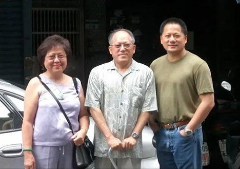 黄仁勋其实有个亲哥哥，曾在英特尔工作多年。当年他们的父亲黄兴泰希望黄仁勋把哥哥招