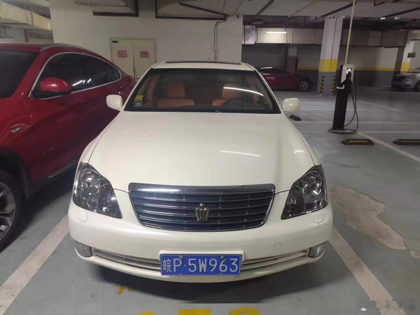 买了一台6万公里的12代皇冠我曾经说过 不管我的展厅车型档次是什么水平 一定不会