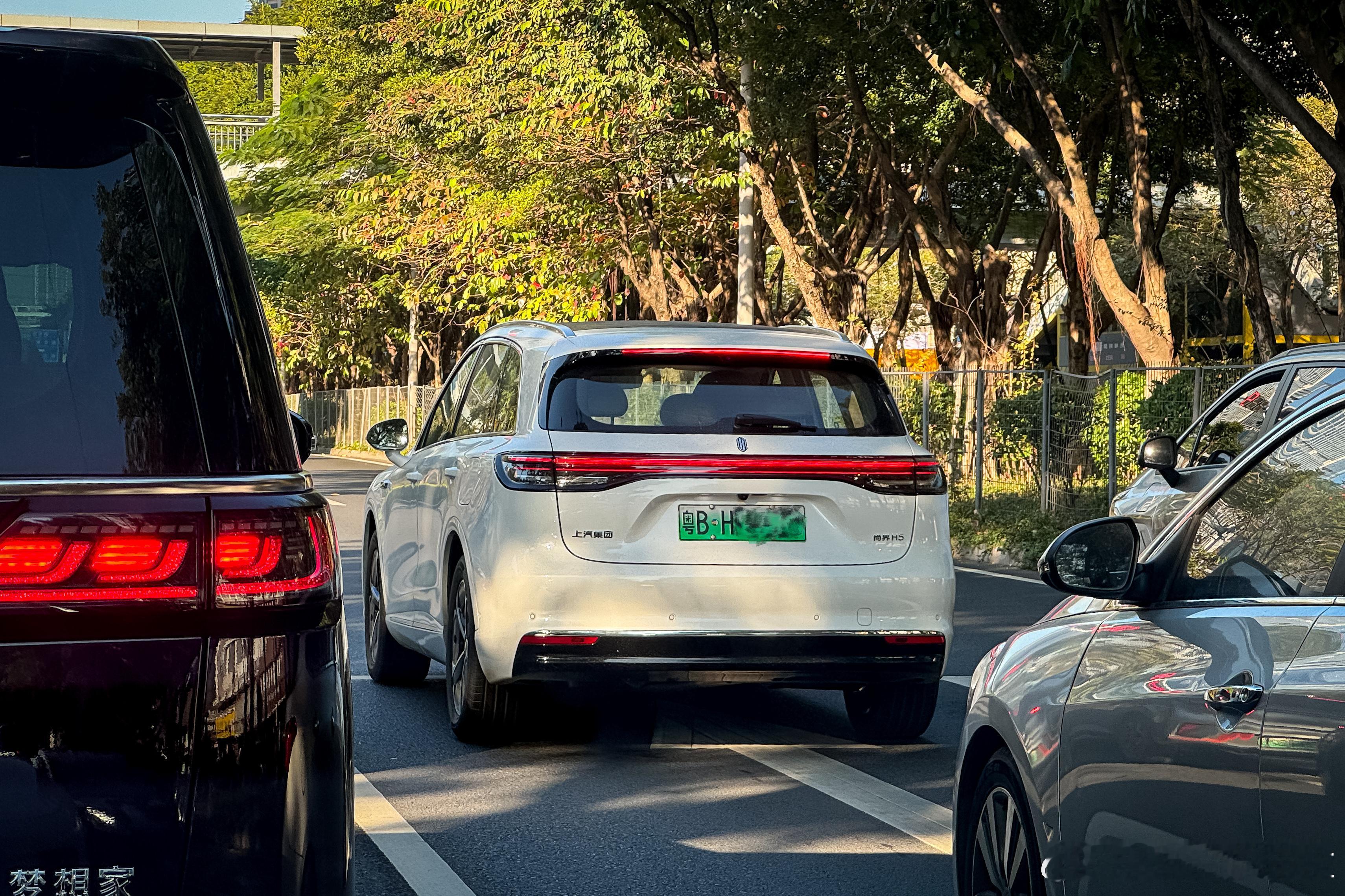 深圳街头尚界 H5 明显多了起来，这两个颜色比较推荐。鸿蒙智行新能源汽车尚界h5