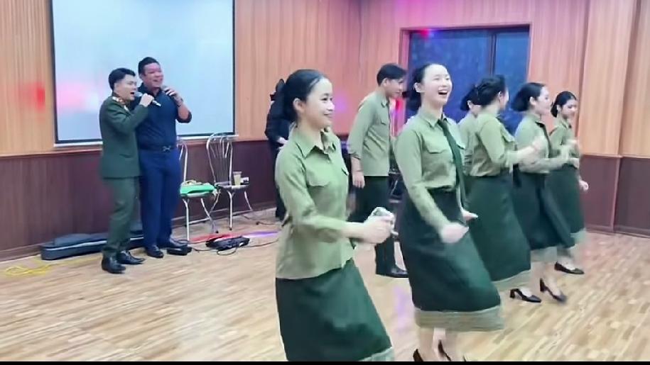 柬埔寨女兵跳舞像我们90年代，这筒裙挺漂亮的。