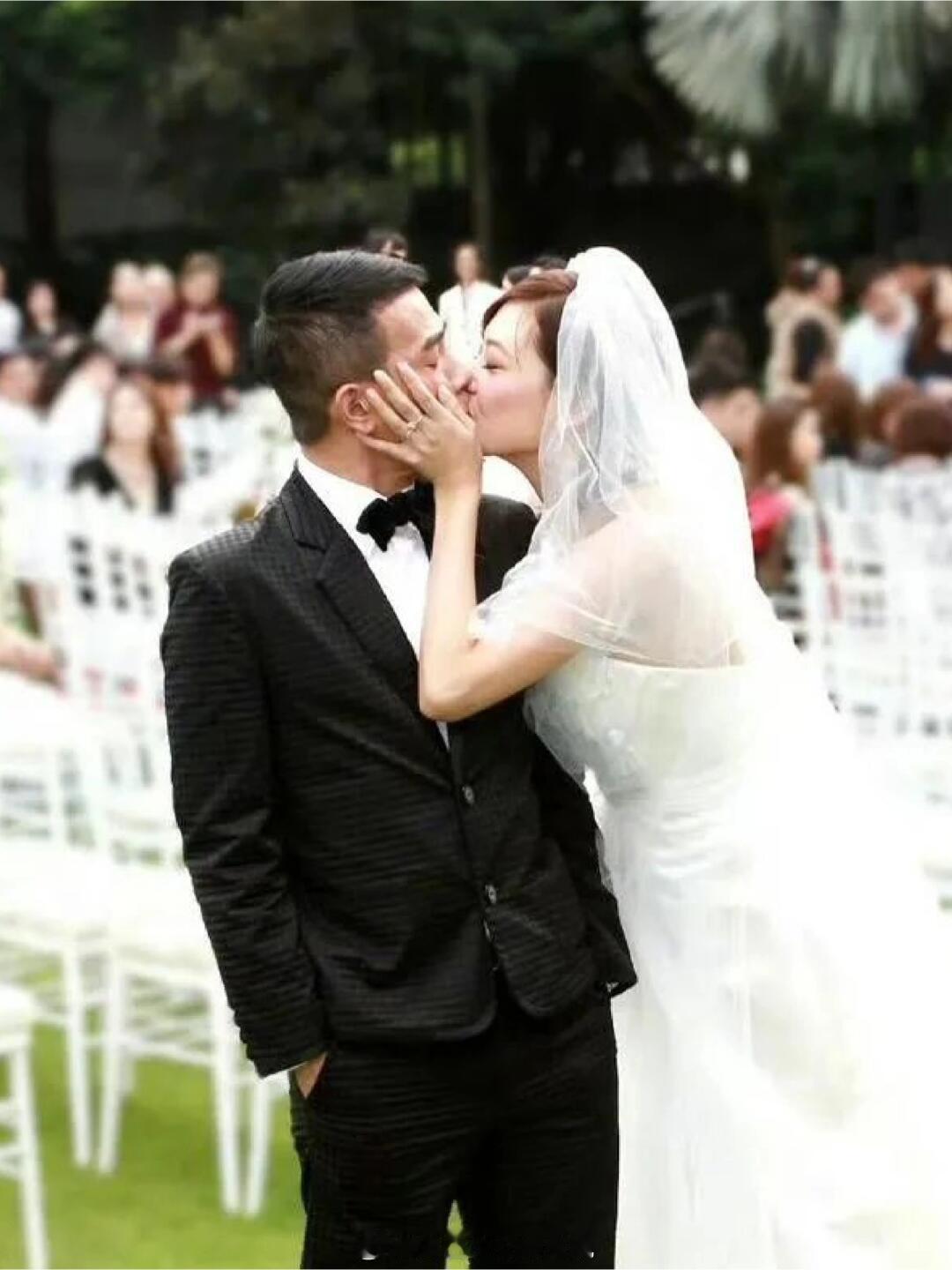 他曾那么爱张柏芝，为何还是娶了应采儿？港圈宠妻狂魔，很多人也会想到陈小春。有流传