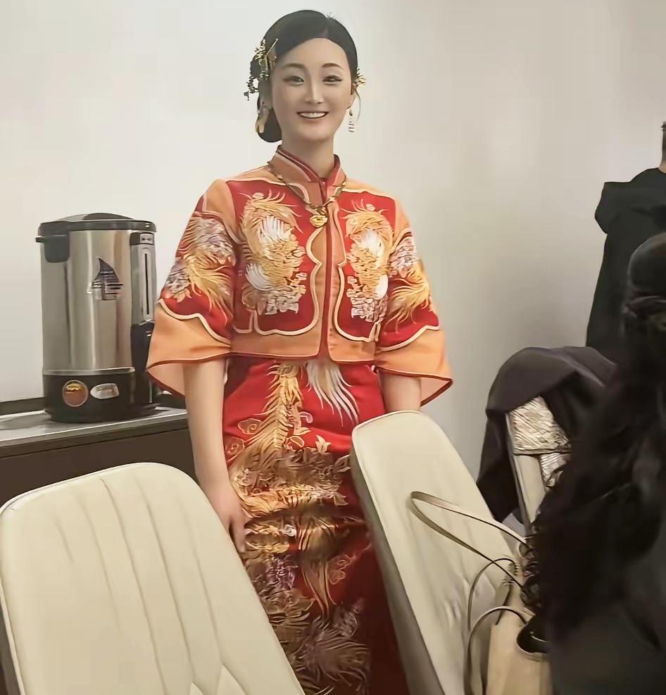 大衣哥前儿媳28岁陈亚男，终于官宣订婚了！
离开朱家五年，经历过全网争议、直播风